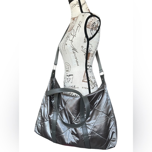 Extra Large Spacious Quilted Fabric Dark Silver Travel Bag w/shoulder strap - Picture 2 of 9